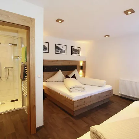 Modern Right On The Ski Slope Lejlighed