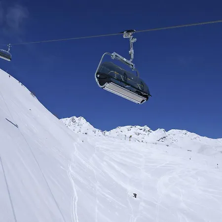 Modern Right On The Ski Slope Lejlighed *